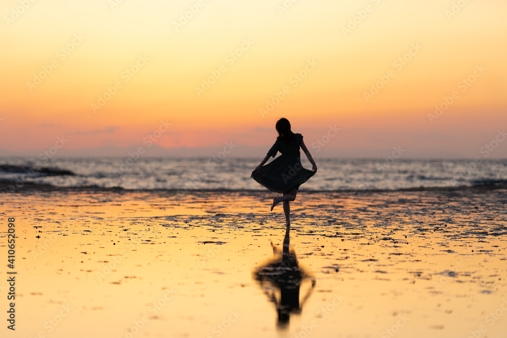 Fototapeta premium 夕暮れ時と彼女