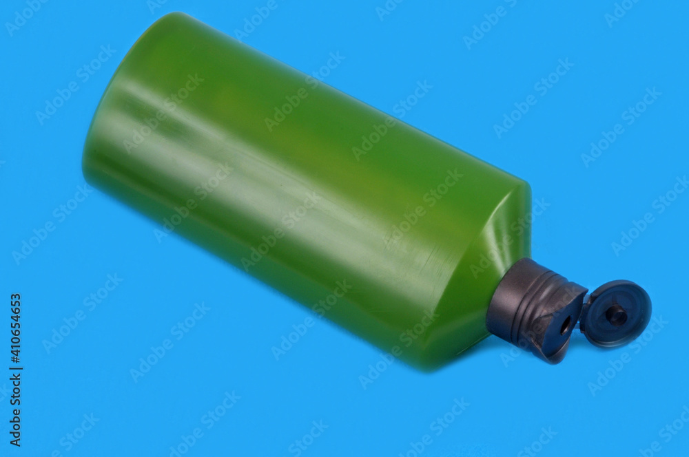 Flacon en plastique en gros plan sur fond bleu Flacon en plastique en gros plan sur fond bleu