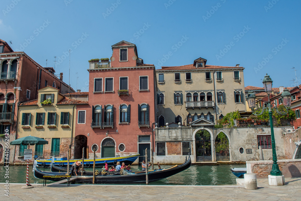 Obraz premium discovery of the city of Venice and its small canals and romantic alleys