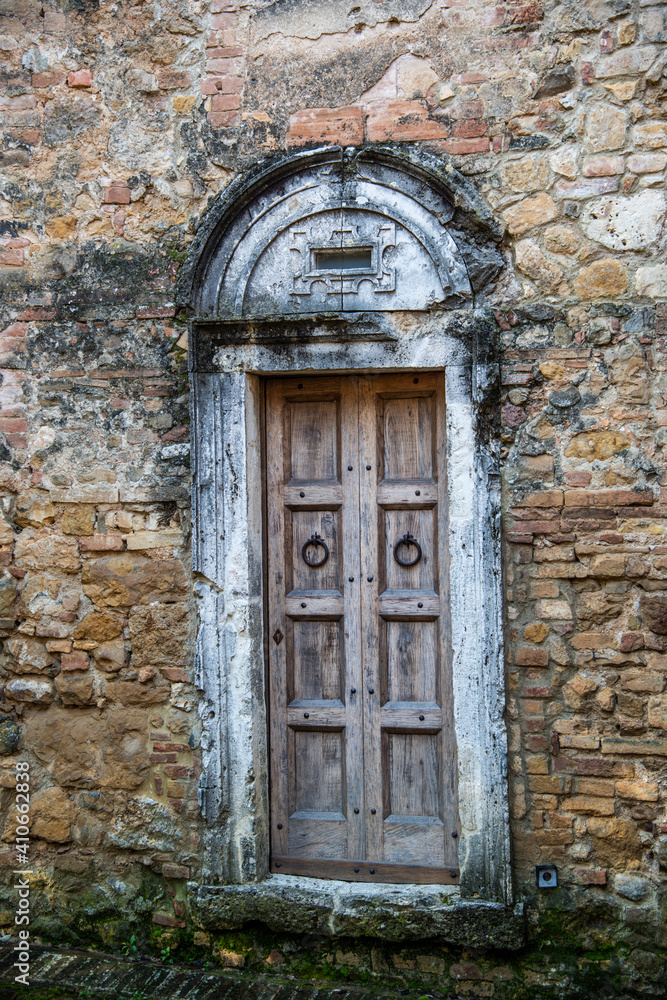 Antica porta nelle mura di San Quirico d'Orcia Antica porta nelle mura di San Quirico d'Orcia