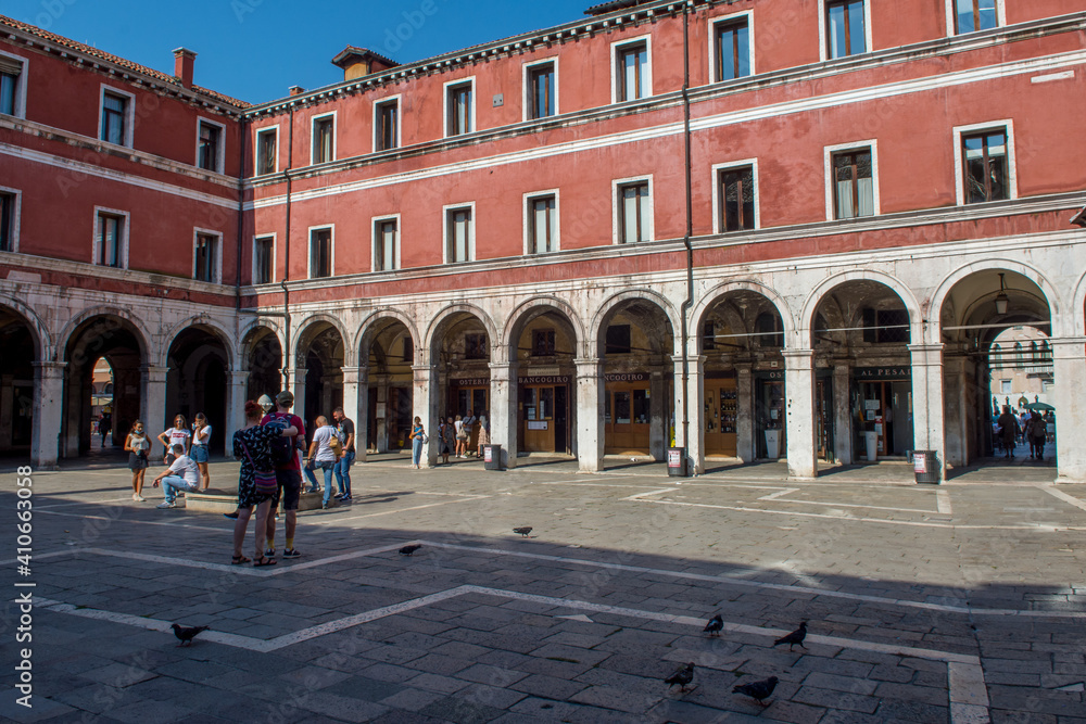 Obraz premium discovery of the city of Venice and its small canals and romantic alleys