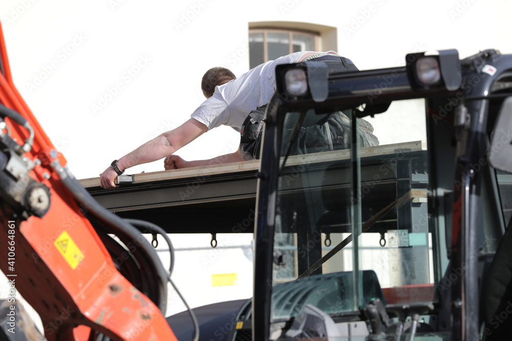 Fototapeta premium bauarbeiter auf einer baustelle