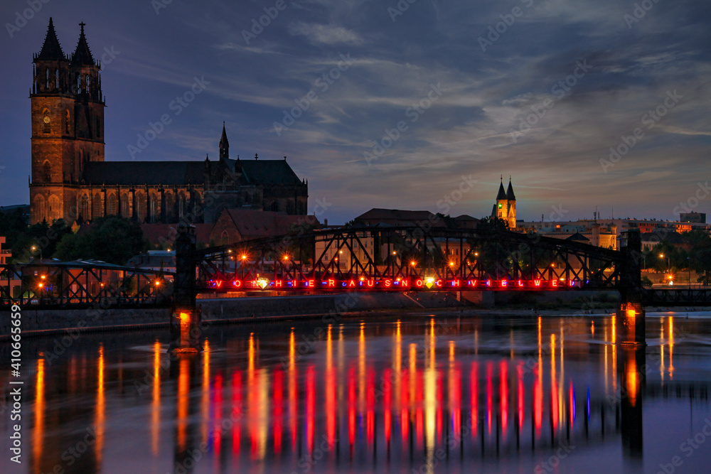 Hübbrücke Magdeburg in der blauen Stunde
