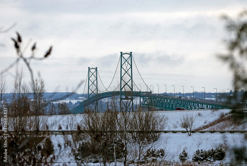 Le pont de l'Îled'Orléans est un pont suspendu qui relie l'île d