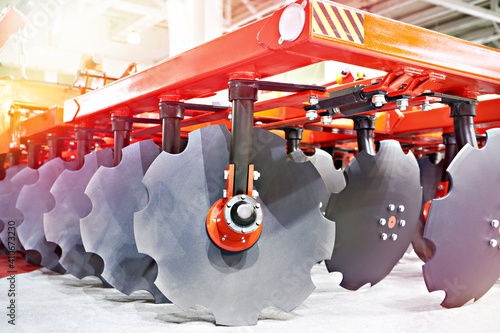 Fotografi Trailed in-line disc harrow at agricultural exhibition