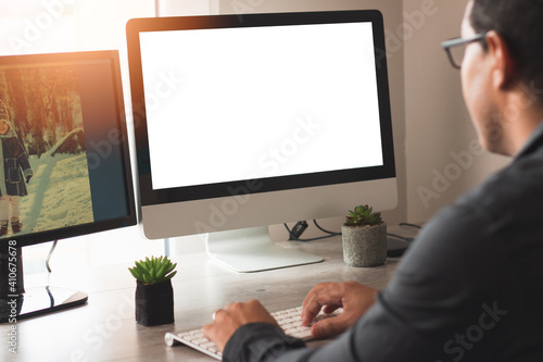 Fotografie joven hombre trabajando desde casa y mirando la pantalla de su computador , conc