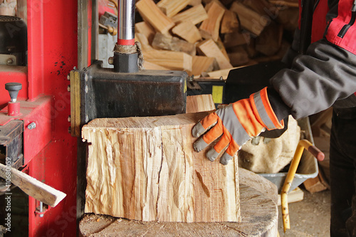 Mann beim Holz spalten