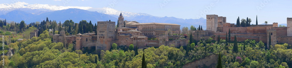 Panoramaaufnahme der Alhambra und der Sierra Nevada, Granada, Andalusien
