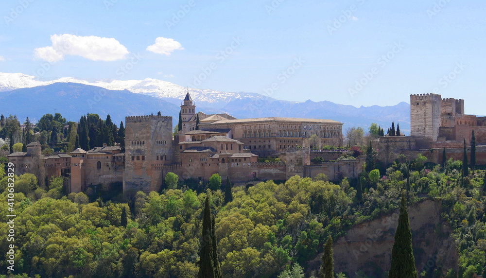 Alhambra mit der Sierra Nevada im Hntergrund, Granada, Andalusien