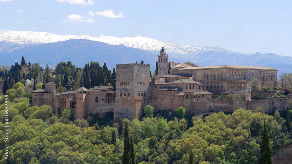 Alhambra mit Sierra Nevada, Granada, Andalusien