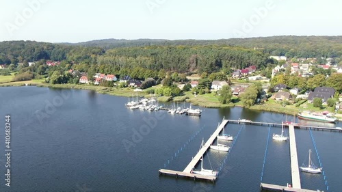Kleiner Jachthafen mit einer idyllischen Stadt im Hintergrund