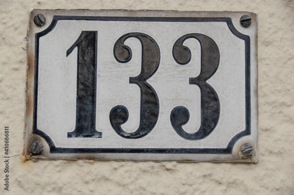 Schild mit einer Hausnummer -einhundertdreiunddreißig - 133 Schild mit einer Hausnummer -einhundertdreiunddreißig - 133