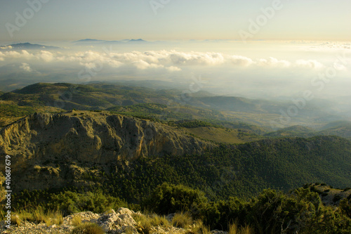 Paisaje de media montaña con nubes bajas al fondo. Sierra Espuña (Murcia-España).