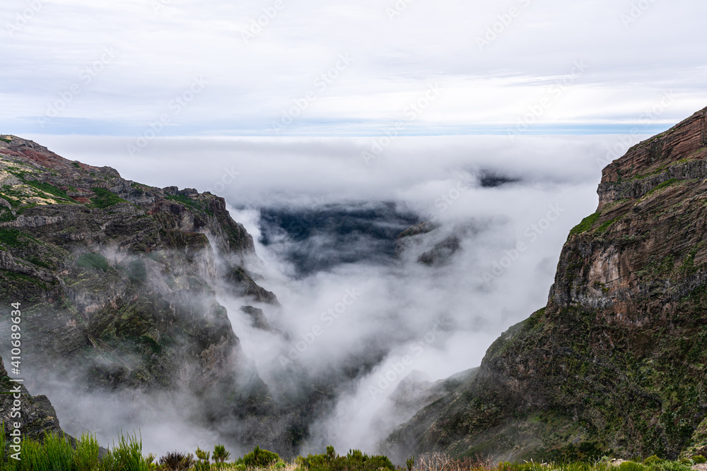 Fototapeta premium Beautiful mountain scenery near the mountain peak Pico do Arierio on Madeira Island
