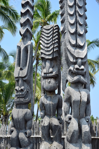 Tiki statues