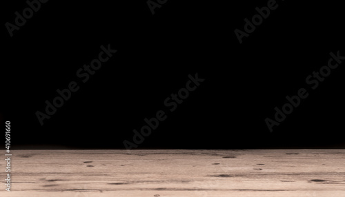 Arrière-plan noir avec support de bois pour présentation d'objets publicitaires pour promotion de produits. Aspect sol en bois, fond noir uni. 