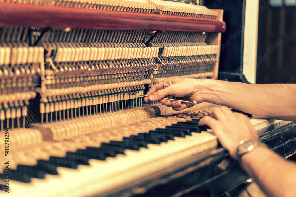 Setting up an old piano. The master repairs an old piano. Deep cleaning the piano. toned