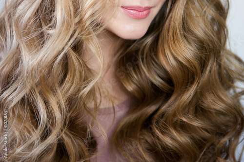 blond with perfect curls, long hair with curls,