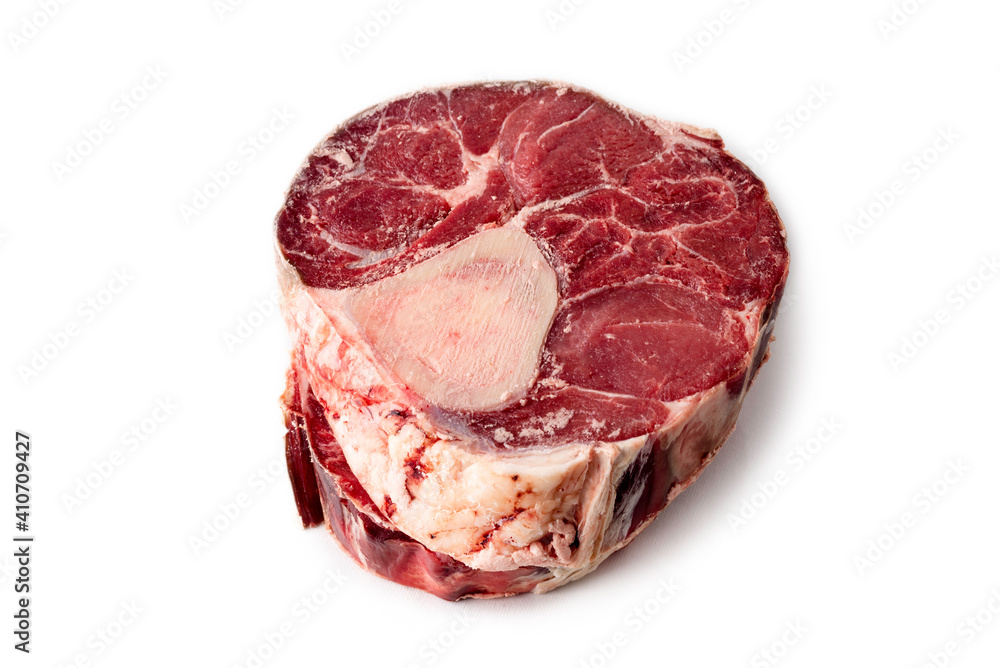 Obraz premium ossobuco di manzo fresco isolato su fondo bianco