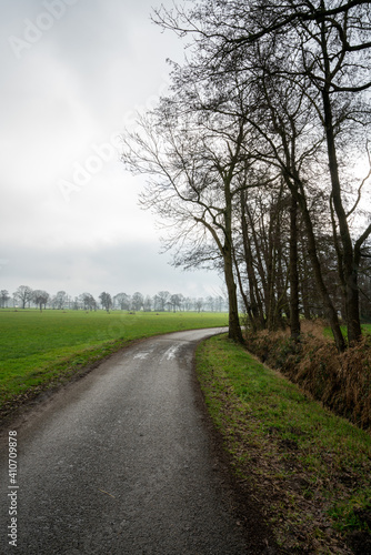 Slatsdijk (Swamp Dike) running through the fields surrounding Loenen, at the edge of Veluwe and IJsselvallei (IJssel Valley) in The Netherlands © Fons