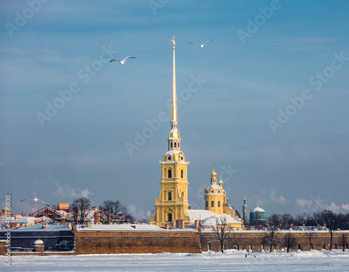 Obraz na płótnie Peter and Paul Fortress on Zayachy island. Sights of St. Petersburg. Winter in the city on the Neva in Russia w salonie