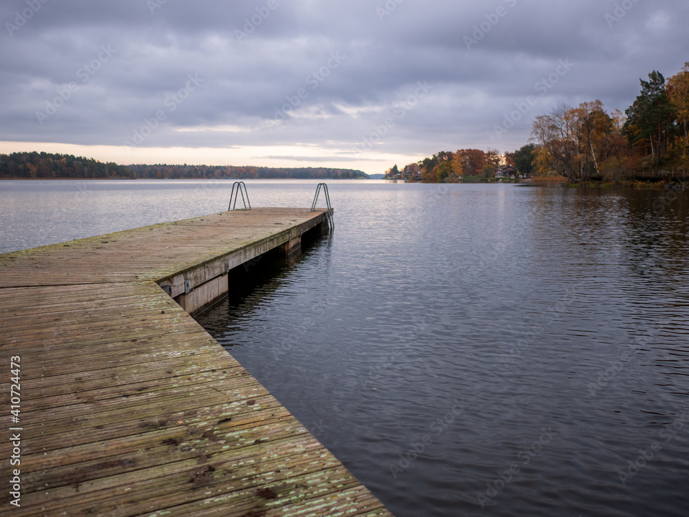 Obraz premium Ponton sur un lac en automne