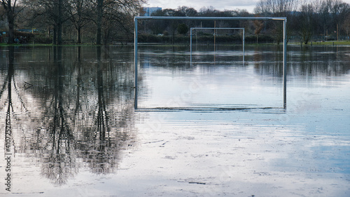 Überfluteter Fußballplatz Sportplatz mit Reflexionen der Tore im stehenden Wasser während der Hochwasser Naturkatastrophe des Rhein und Main bei Mainz im Februar 2021 © Schattenwanderer