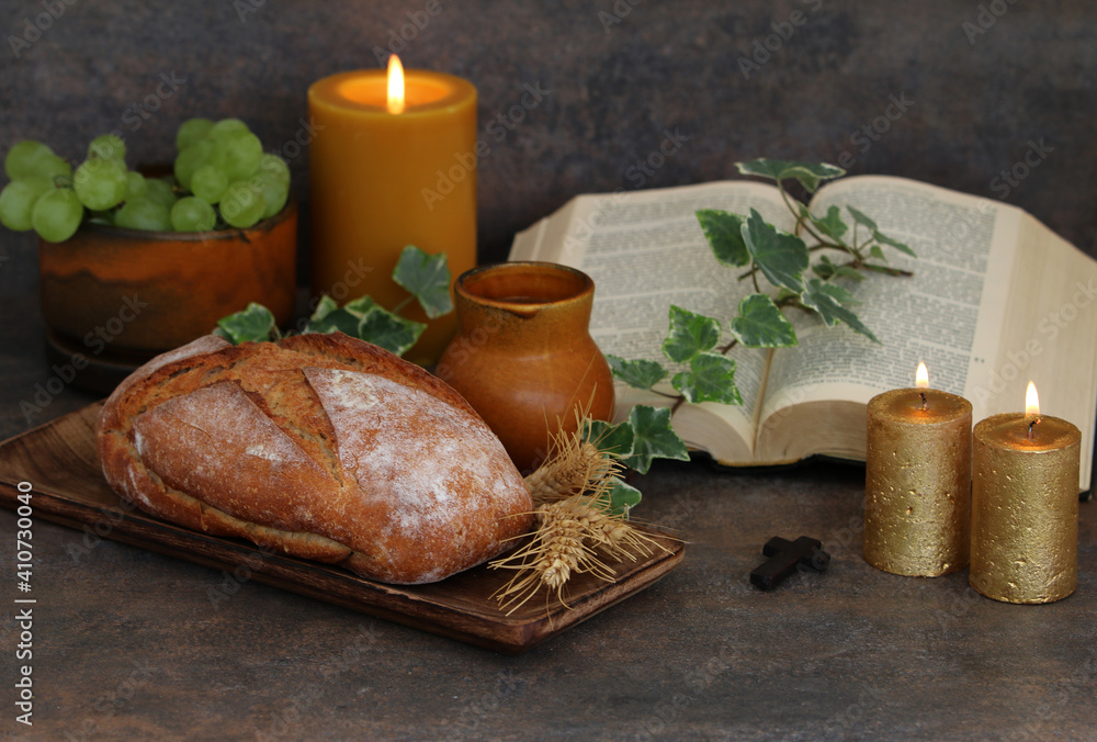 Abendmahl,Bibel mit Brot und Wein Stock-Foto | Adobe Stock