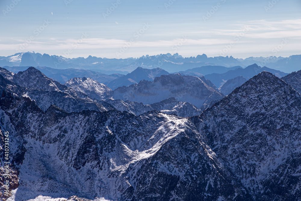 Obraz premium On the snow-covered Stubai Glacier in the sunshine