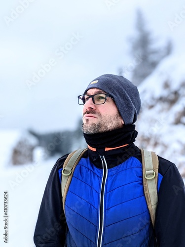 Mann blickt voller Hoffnung in die Zukunft - Wanderer im Schnee