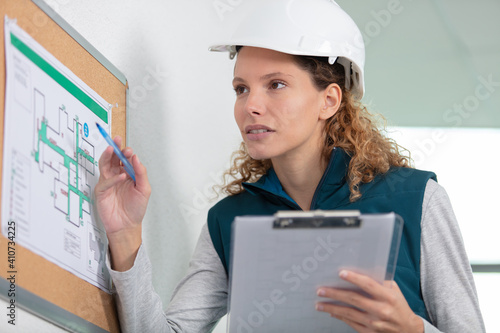 Fotografia builder woman showing the evacuation plan