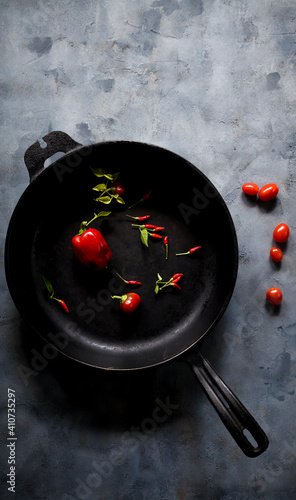 Vermelhos: pimentas, pimentões e tomates photo