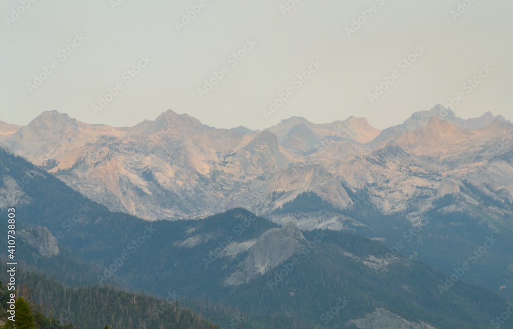 霞むカラフルなThe High Sierra （ハイシエラ、シエラネバダ山脈）