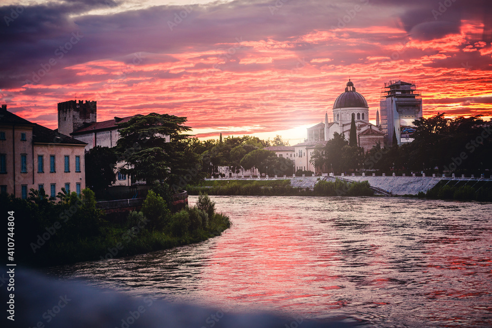 Fototapeta premium Verona al tramonto sul fiume