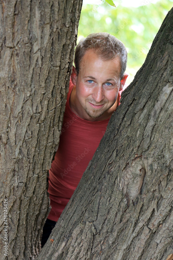 Cooler, sportlicher, junger Mann in der Natur Stock Photo Adobe Stock