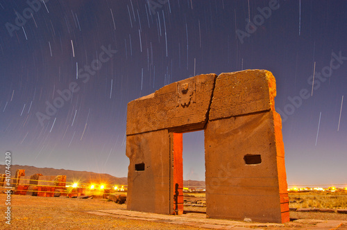 Puerta del sol Tiwuanaku noche