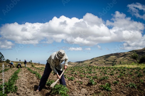 agricultor arando