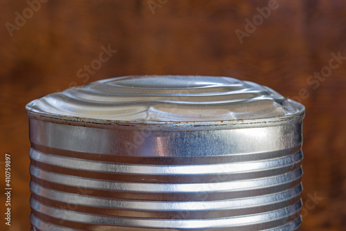 Cuadro en lienzo Bulging Can End