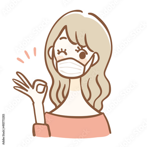 マスクをしてOKサインをする女性