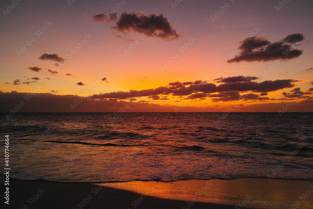 真夏の宮古島。来間島の長間浜ビーチから見た夕焼け
