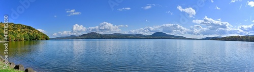湖岸から見た屈斜路湖のパノラマ紅葉情景＠和琴半島、北海道