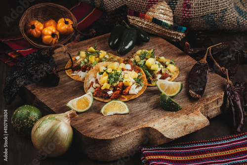 Obraz na plátně Bodegón de una deliciosa comida mexicana con chiles y vegetales al rededor en un
