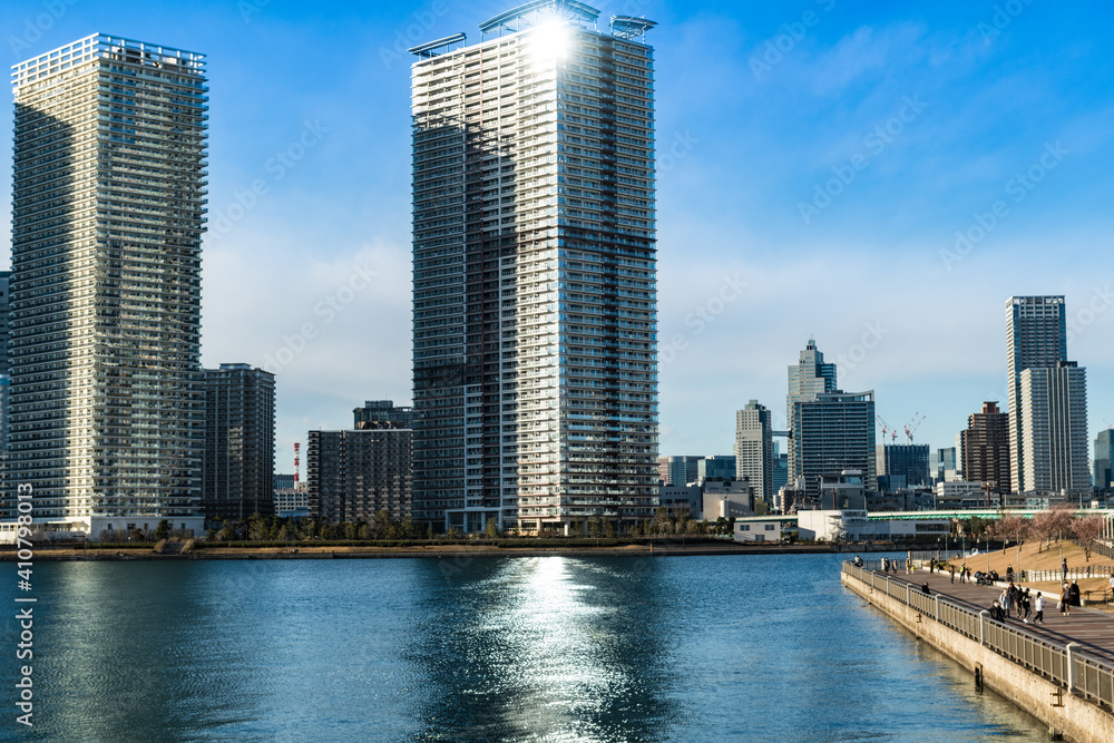 Fototapeta premium 日本 快晴の隅田川と晴海タワーマン
