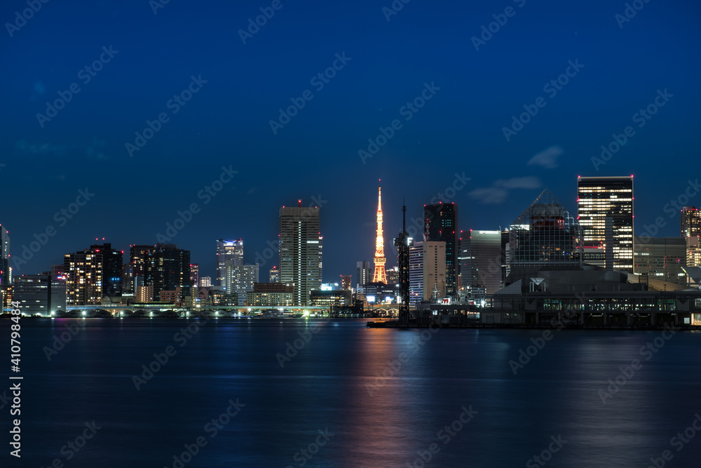日本の夜景　快晴の隅田川と東京タワーとビル群