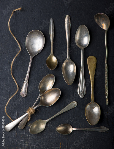 Flat lay An empty spoon, five pieces Placed on a black background empty spoon, five pieces Placed on a black background
