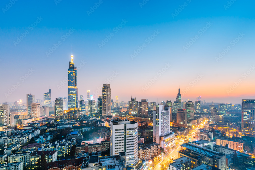 Obraz premium Night view of Zifeng Building and city skyline in Nanjing, Jiangsu, China 