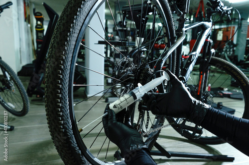 Tubeless liquid injection in MTB bicycle wheel