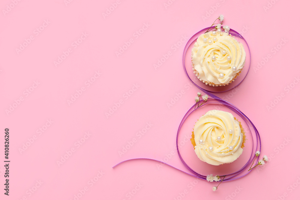 Obraz premium Figure 8 made of violet ribbon and cupcakes on color background. International Women's Day celebration