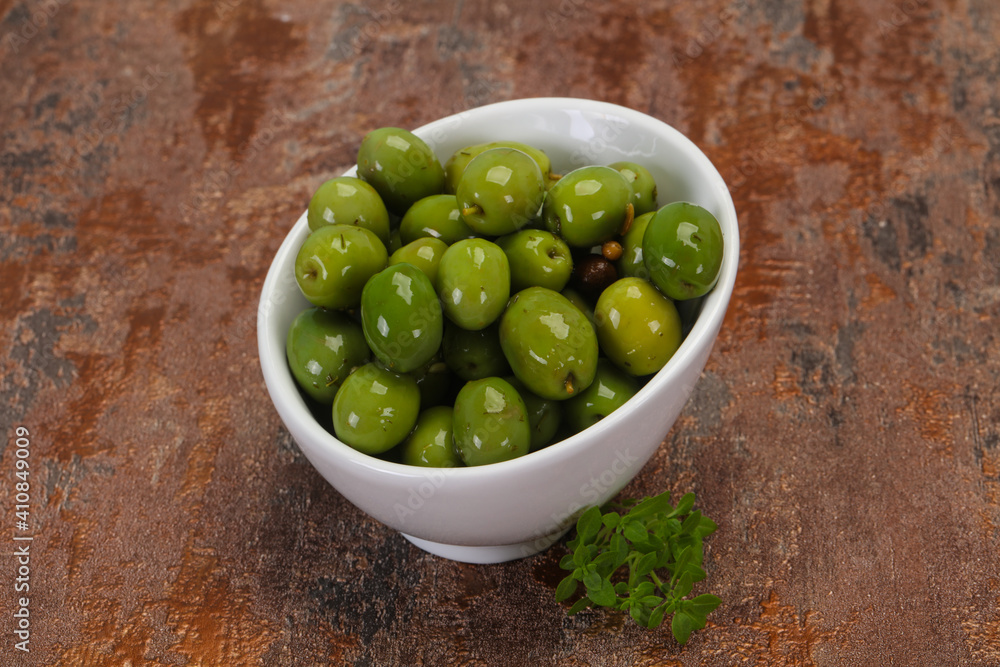 Green Campo Real olives in the bowl