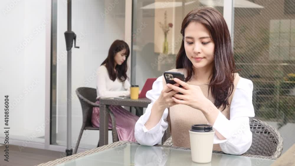 カフェテラスでスマホを使う女性 カフェテラスでスマホを使う女性